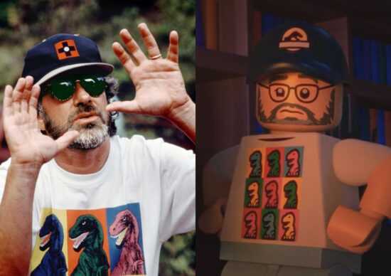 À gauche, une photographie de Steven Spielberg sur le tournage de Jurassic Park, avec casquette, lunettes et T-shirt arborant plusieurs T-Rex sur fonds colorés. À droite, une capture d'écran du film LEGO montrant un personnage barbu avec casquette, lunettes et le même T-shirt.À gauche, une photographie de Steven Spielberg sur le tournage de Jurassic Park, avec casquette, lunettes et T-shirt arborant plusieurs T-Rex sur fonds colorés. À droite, une capture d'écran du film LEGO montrant un personnage barbu avec casquette, lunettes et le même T-shirt.